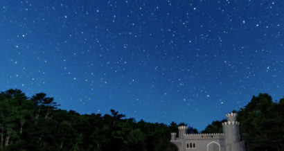 A sky filled with stars over the Lanakila castle.