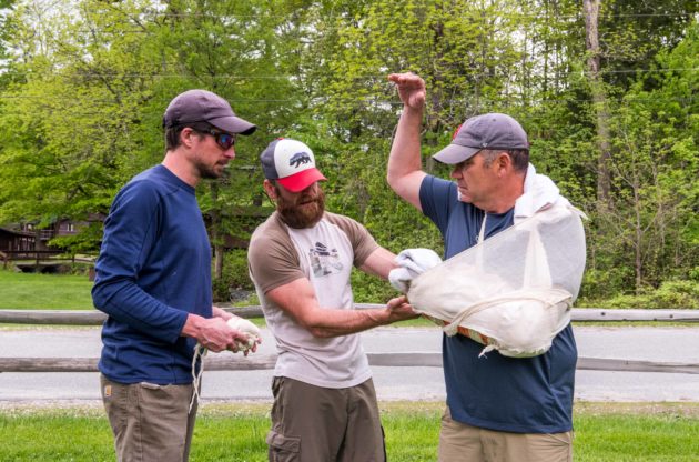 A group pretending to set a broken arm for a first aid couse.